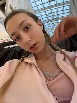 Snapshot of Lia__Love chatting on November 20, 2025, 12:05 pm Lia Love online show from November 20, 2025, 12:05 pm