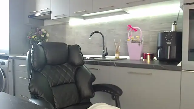 queenzoora online show from March 13, 2026, 12:12 pm