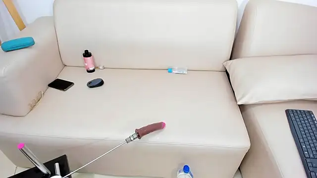 naomiii   online show from February 1, 2025, 2:05 am