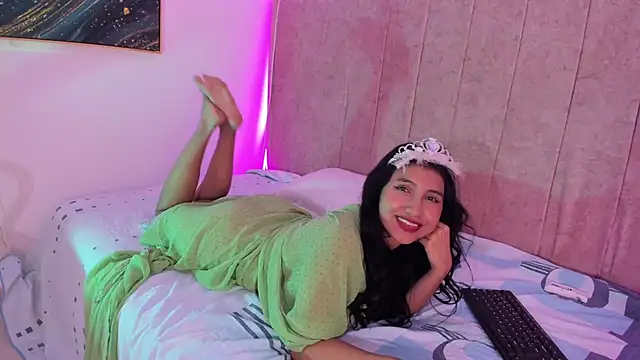 naomiii   online show from September 17, 2025, 5:42 am