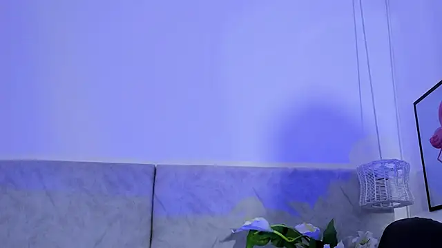 naomiii   online show from October 27, 2025, 11:58 am