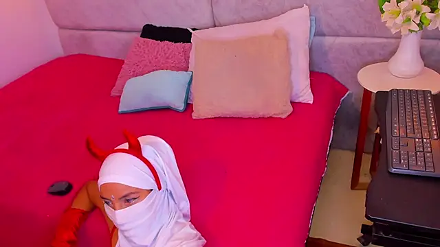 naomiii   online show from November 5, 2025, 11:54 am