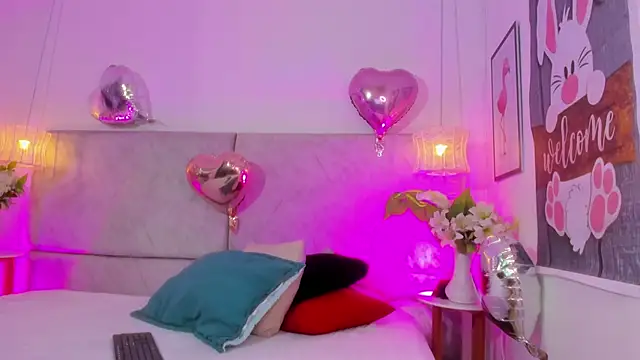 naomiii   online show from March 26, 2026, 12:11 pm