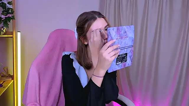 EmmaKeam online show from September 28, 2025, 3:34 am