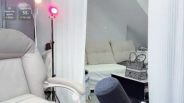 yoyo520- online show from March 8, 2025, 8:14 pm