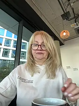 Blond Woman online show from March 18, 2025, 1:42 pm