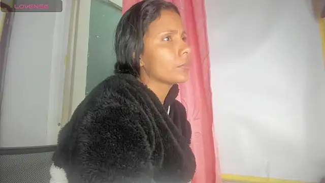 Nenita Hot  online show from November 12, 2025, 6:52 pm