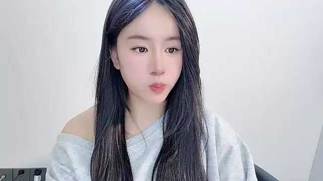 chloe-01 online show from December 17, 2025, 12:33 pm