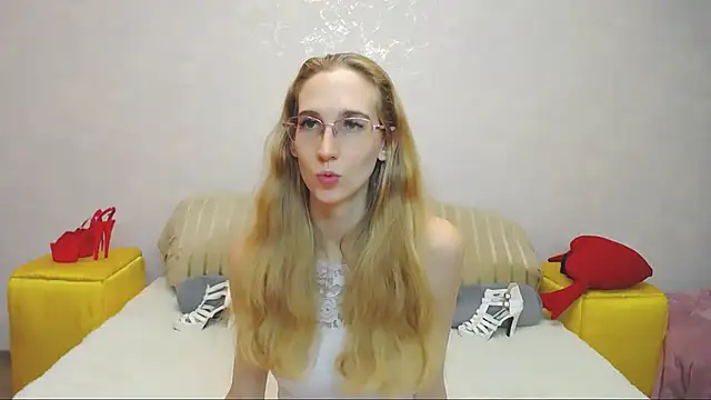 Snapshot of KlaryBrait chatting on December 4, 2024, 8:34 am KlaryBrait online show from December 4, 2024, 8:34 am