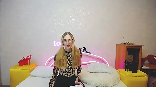 Snapshot of KlaryBrait chatting on March 15, 2025, 12:34 pm KlaryBrait online show from March 15, 2025, 12:34 pm
