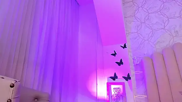 Snapshot of Foxy200__ chatting on December 20, 2025, 7:43 pm Foxy200 online show from December 20, 2025, 7:43 pm