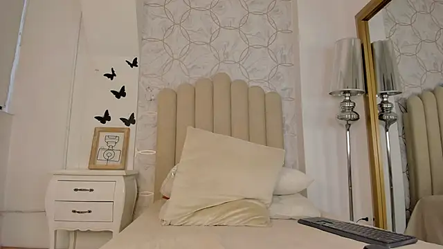 Snapshot of Foxy200__ chatting on January 5, 2026, 8:23 pm Foxy200 online show from January 5, 2026, 8:23 pm