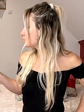 carlaaa online show from October 12, 2025, 8:24 am