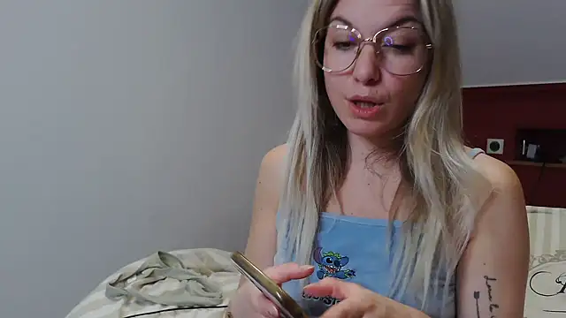 carlaaa online show from April 16, 2026, 9:39 pm