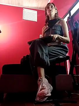 Ambar Roux  online show from December 16, 2025, 4:01 pm