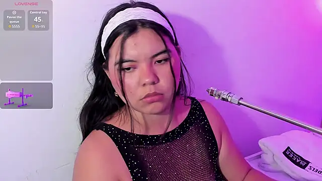 klhoe boobs online show from March 25, 2026, 3:45 am