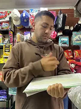 JuanZapata33 online show from November 18, 2025, 9:08 pm