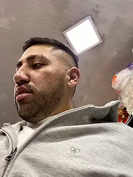 JuanZapata33 online show from December 13, 2025, 11:54 pm