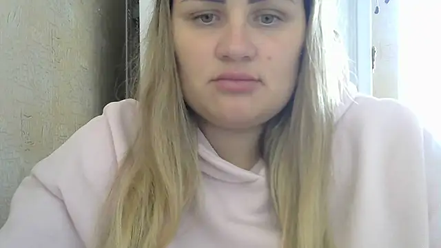 Snapshot of Honeydew-Waves chatting on October 13, 2025, 7:19 am Honeydew-Waves online show from October 13, 2025, 7:19 am