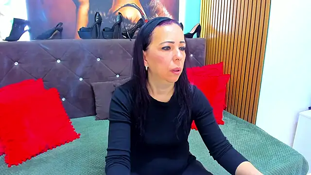 Snapshot of LauraSin chatting on April 15, 2026, 3:24 am LauraSin online show from April 15, 2026, 3:24 am