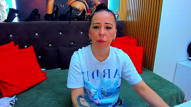 LauraSin online show from May 21, 2026, 6:04 pm