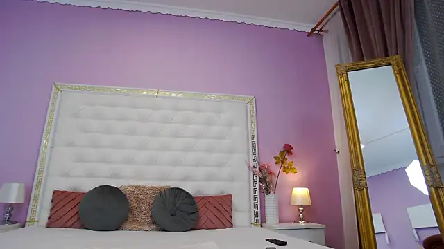 Lenna Paul online show from November 21, 2025, 4:44 am