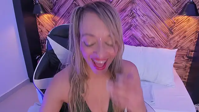 emma collson online show from November 25, 2025, 8:31 pm