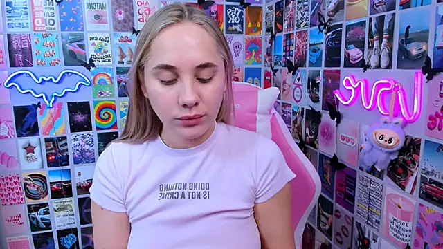 Snapshot of MiaMilas chatting on December 17, 2025, 11:38 am MiaMilas online show from December 17, 2025, 11:38 am