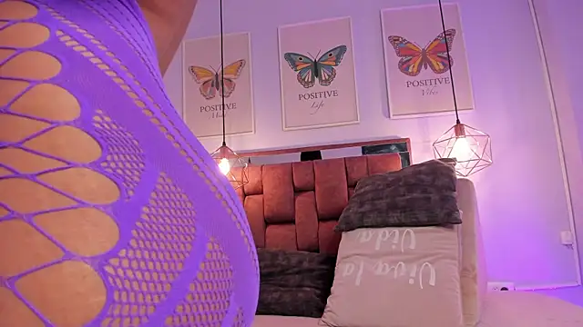 kristakinnky online show from April 16, 2026, 12:06 pm