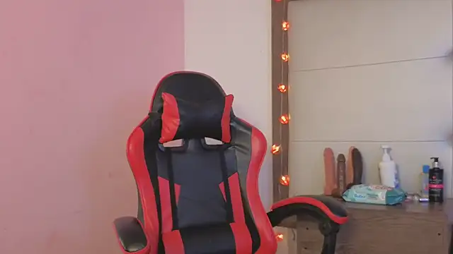 Snapshot of Alisson_Freckles chatting on February 24, 2026, 1:47 am Alisson Freckles online show from February 24, 2026, 1:47 am