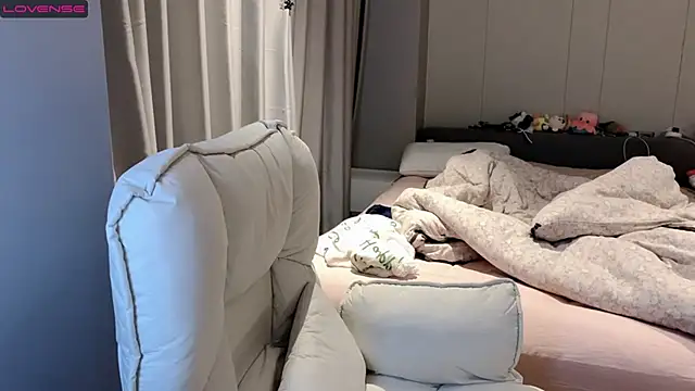 qiqi-666 online show from March 21, 2025, 12:17 pm