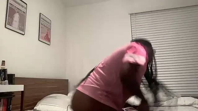 Snapshot of AveryJ99 chatting on December 4, 2024, 10:41 pm AveryJ99 online show from December 4, 2024, 10:41 pm