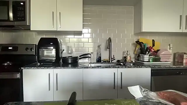 Snapshot of AveryJ99 chatting on March 22, 2025, 9:31 pm AveryJ99 online show from March 22, 2025, 9:31 pm