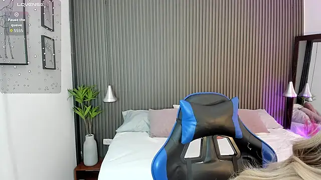 Axel brunette1 online show from April 15, 2026, 8:31 pm