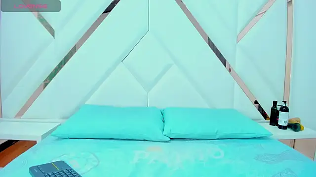 Snapshot of Zaray__ chatting on November 12, 2025, 10:09 pm Zaray online show from November 12, 2025, 10:09 pm