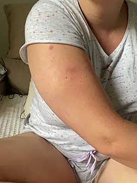 Snapshot of Melzinha_casada chatting on February 17, 2025, 10:18 am Melzinha casada online show from February 17, 2025, 10:18 am