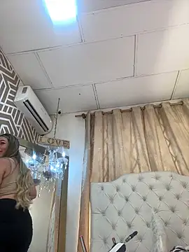 Snapshot of SashaDurante chatting on April 14, 2026, 11:49 am SashaDurante online show from April 14, 2026, 11:49 am