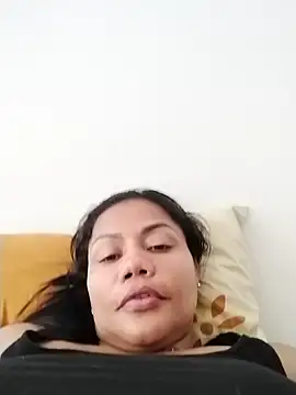 KarenGuzman  online show from November 11, 2025, 3:56 pm