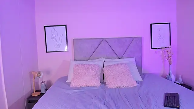 Emilyh  online show from September 15, 2025, 10:48 am