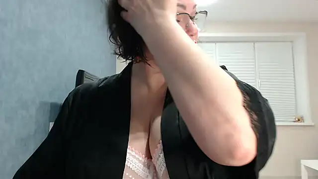 Nora Star online show from November 1, 2025, 5:04 pm