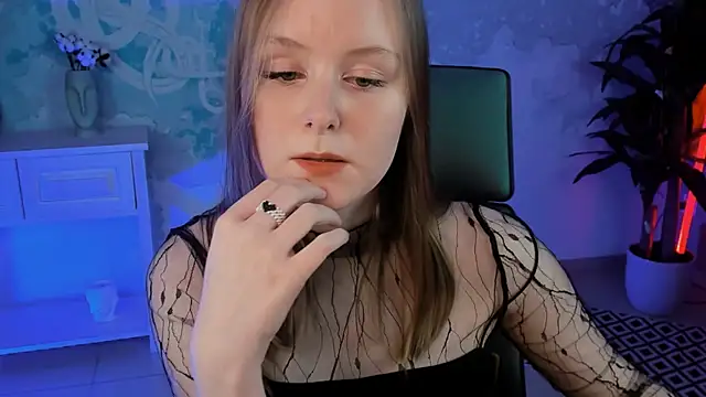 VivienLeeigh online show from February 11, 2025, 4:24 pm