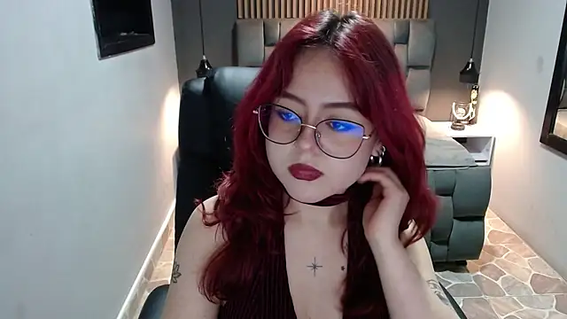 Snapshot of crimson_tati_ chatting on December 3, 2024, 6:15 am crimson tati online show from December 3, 2024, 6:15 am