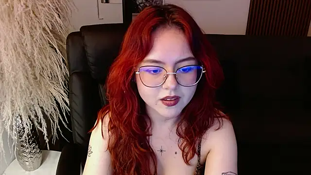 Snapshot of crimson_tati_ chatting on December 6, 2024, 10:38 am crimson tati online show from December 6, 2024, 10:38 am