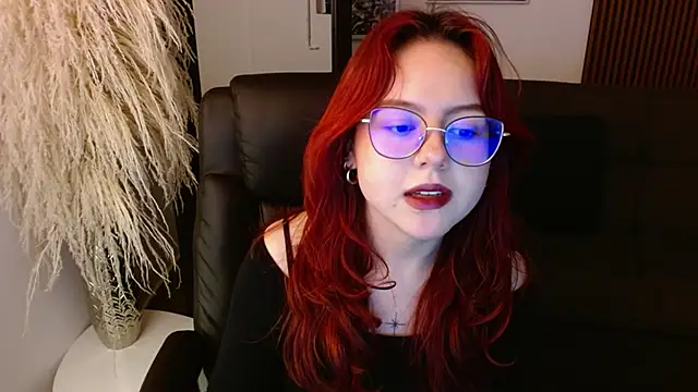 Snapshot of crimson_tati_ chatting on December 13, 2024, 7:25 am crimson tati online show from December 13, 2024, 7:25 am