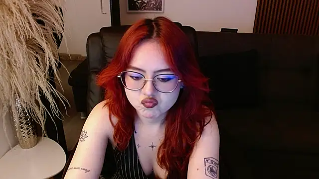 Snapshot of crimson_tati_ chatting on February 6, 2025, 4:21 am crimson tati online show from February 6, 2025, 4:21 am