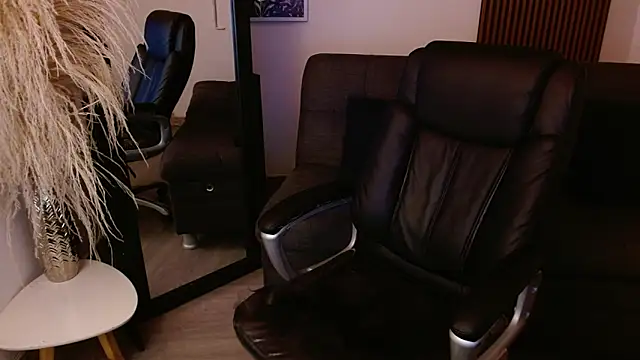 Snapshot of crimson_tati_ chatting on February 7, 2025, 6:35 am crimson tati online show from February 7, 2025, 6:35 am