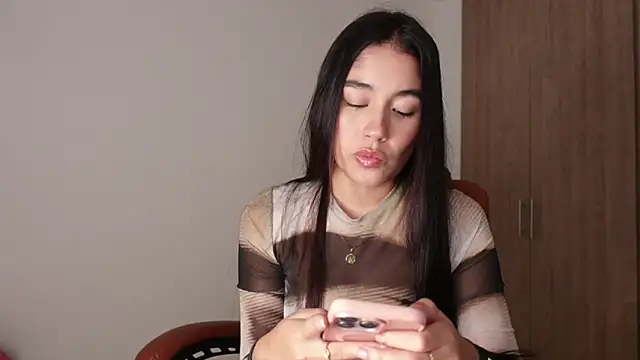 Snapshot of AriaMontgomery chatting on November 17, 2025, 1:33 am AriaMontgomery online show from November 17, 2025, 1:33 am