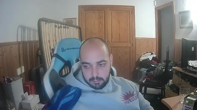 chicomallorca96 online show from December 1, 2025, 7:19 pm