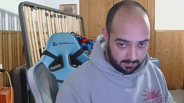 chicomallorca96 online show from February 16, 2026, 4:47 pm