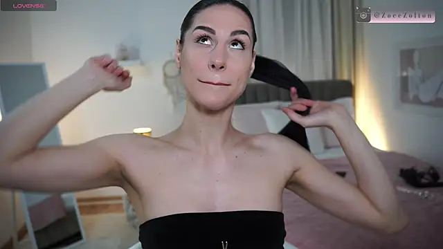 Snapshot of ZoeeZolton chatting on March 21, 2025, 5:02 pm ZoeeZolton online show from March 21, 2025, 5:02 pm